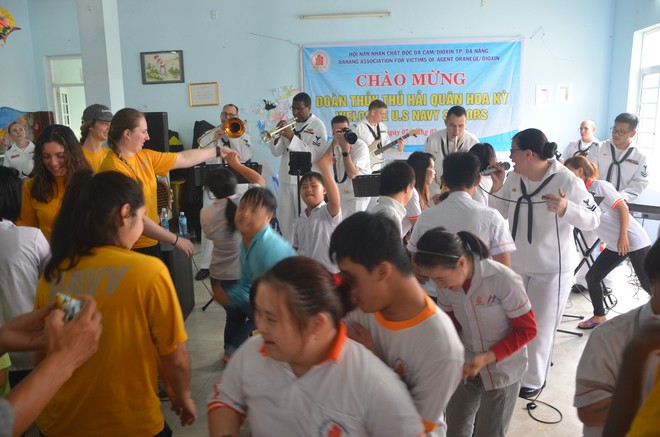 Thủy thủ tàu sân bay Mỹ giao lưu thân thiết với trẻ nhiễm chất độc da cam ở Đà Nẵng - Ảnh 9.