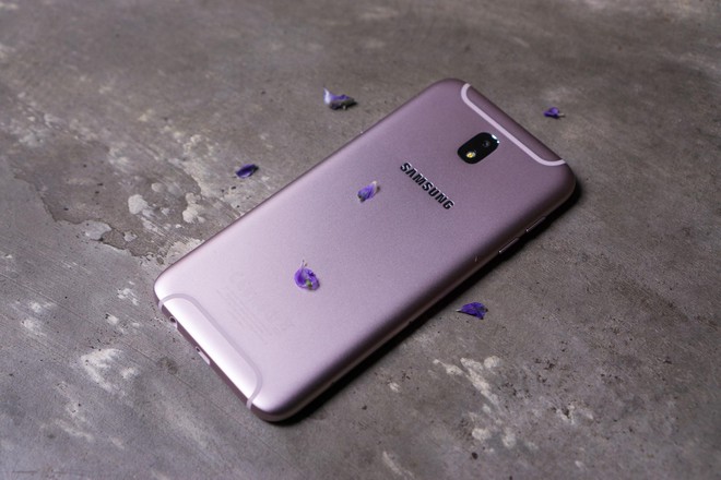 Bộ ảnh chụp cận cảnh Galaxy J7 Pro màu hồng nữ tính, món quà ý nghĩa cho dịp 8/3  - Ảnh 1.