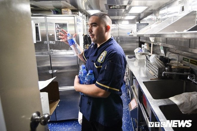Đầu bếp tiết lộ chuyện ăn uống của sỹ quan tàu khu trục hộ tống USS Carl Vinson ở Đà Nẵng - Ảnh 1.