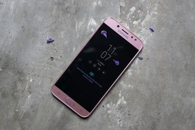 Bộ ảnh chụp cận cảnh Galaxy J7 Pro màu hồng nữ tính, món quà ý nghĩa cho dịp 8/3  - Ảnh 2.