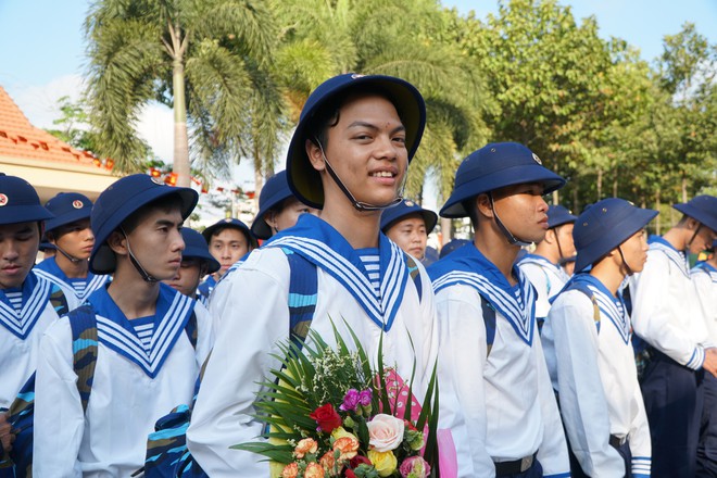 Nhiều cô gái Sài Gòn òa khóc khi xe chở các tân binh lăn bánh - Ảnh 6.