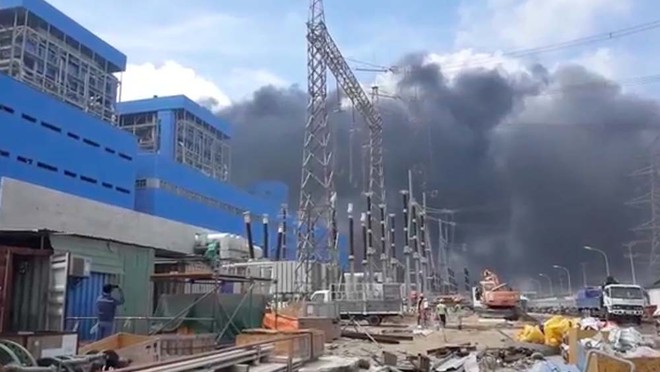 Cháy lớn tại nhà máy nhiệt điện, kỹ sư, công nhân đu dây từ công trình xuống đất - Ảnh 1.
