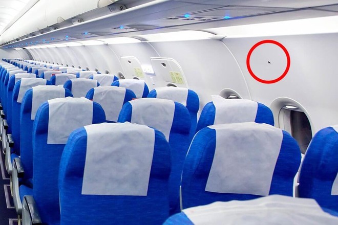 Đi máy bay nếu chỗ ngồi của bạn ở vị trí có ký hiệu hình tam giác màu đen này thì bạn rất may mắn nhé - Ảnh 1.
