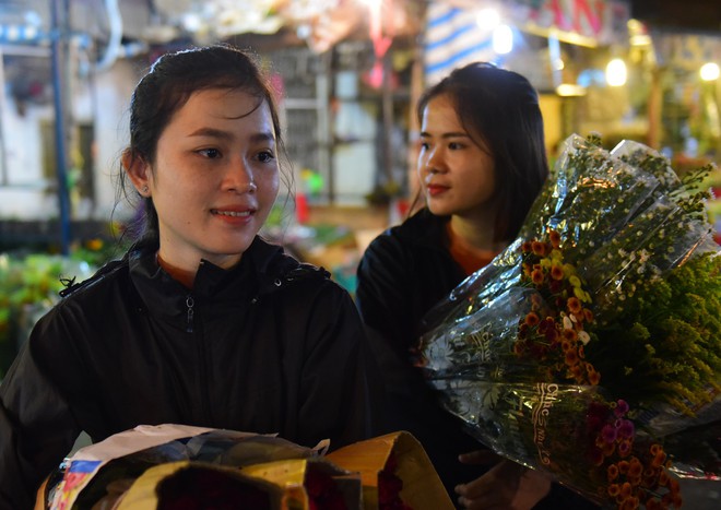 Chợ hoa lớn nhất Sài Gòn đèn sáng suốt đêm trước ngày 8/3 - Ảnh 2.