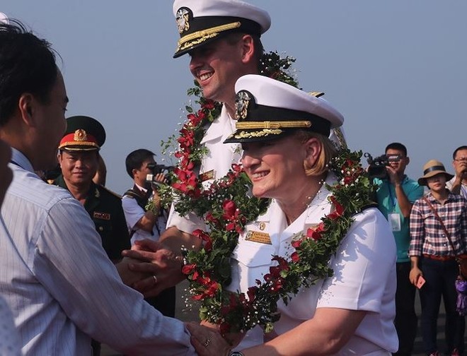 Những bóng hồng trên tàu sân bay Mỹ USS Carl Vinson - Ảnh 2.