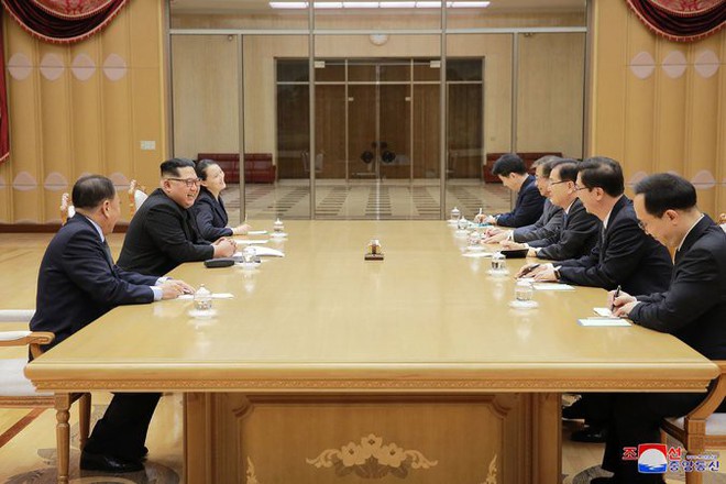 4 giờ đồng hồ và nghệ thuật ngoại giao thân thiện, táo bạo của ông Kim Jong-un - Ảnh 1.