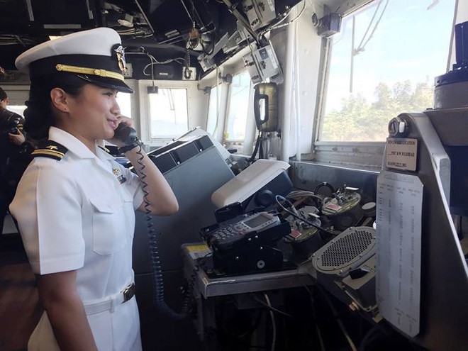 Những bóng hồng trên tàu sân bay Mỹ USS Carl Vinson - Ảnh 14.