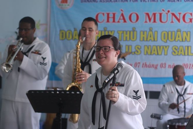 Những bóng hồng trên tàu sân bay Mỹ USS Carl Vinson - Ảnh 10.