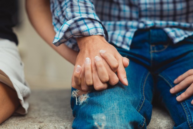 Nghiên cứu: Nắm tay người yêu, bạn đời là cách hiệu quả làm dịu cơn đau thể xác - Ảnh 1.