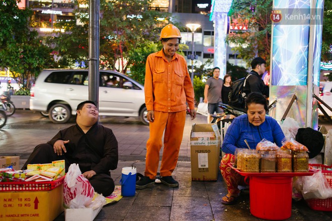 Chuyện má con thằng khờ bán hàng rong ở phố đi bộ Sài Gòn: 19 năm một mình đi tìm nụ cười cho con - Ảnh 10.