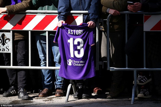 Buffon rơi nước mắt tiễn đưa đội trưởng Fiorentina vừa đột ngột qua đời - Ảnh 13.