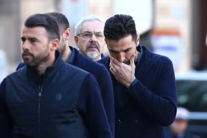Buffon rơi nước mắt tiễn đưa đội trưởng Fiorentina vừa đột ngột qua đời - Ảnh 17.