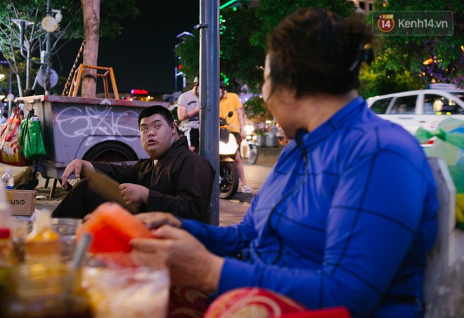 Chuyện má con thằng khờ bán hàng rong ở phố đi bộ Sài Gòn: 19 năm một mình đi tìm nụ cười cho con - Ảnh 3.