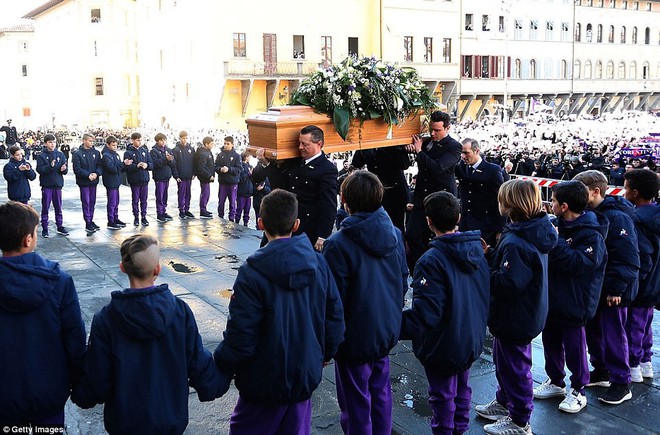 Buffon rơi nước mắt tiễn đưa đội trưởng Fiorentina vừa đột ngột qua đời - Ảnh 6.