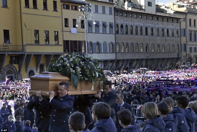 Buffon rơi nước mắt tiễn đưa đội trưởng Fiorentina vừa đột ngột qua đời - Ảnh 8.