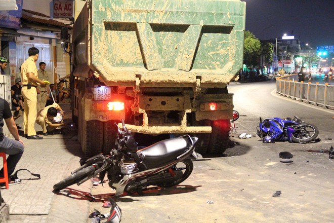 Khởi tố tài xế điều khiển xe ben tông hàng loạt xe máy ở Sài Gòn - Ảnh 1.