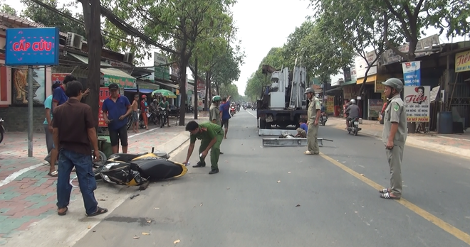 Nữ sinh bị khung sắt nặng gần 100 kg rơi trúng khi đang đi trên đường ở Sài Gòn - Ảnh 1.