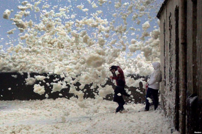 24h qua ảnh: Phụ nữ Trung Quốc đắp chăn bông ra đường để tránh rét - Ảnh 8.