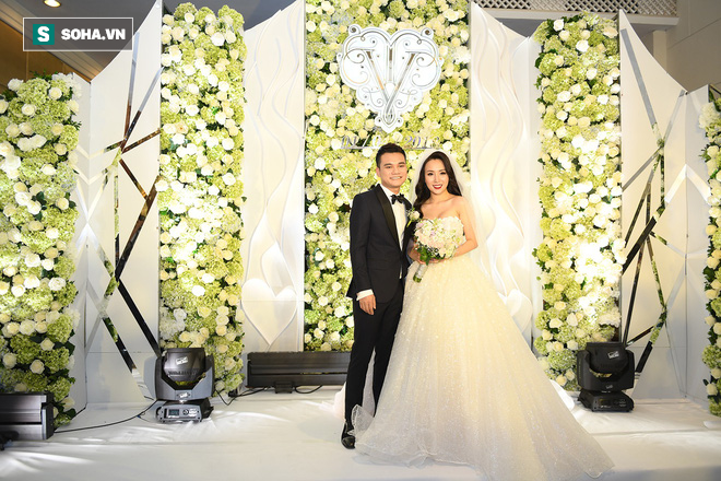 Ca sĩ Khắc Việt hôn vợ DJ xinh đẹp say đắm trong ngày cưới - Ảnh 1.