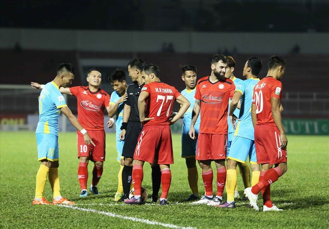 Ghi 2 bàn vẫn thua 0-1, HLV Võ Đình Tân “kêu trời” vì trọng tài - Ảnh 1.