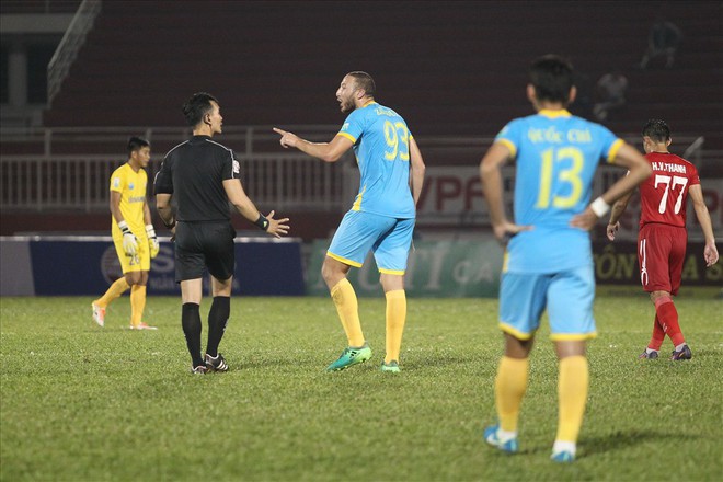Ghi 2 bàn vẫn thua 0-1, HLV Võ Đình Tân “kêu trời” vì trọng tài - Ảnh 2.