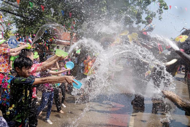 24h qua ảnh: Người dân Thái Lan tưng bừng chào đón lễ hội té nước - Ảnh 5.