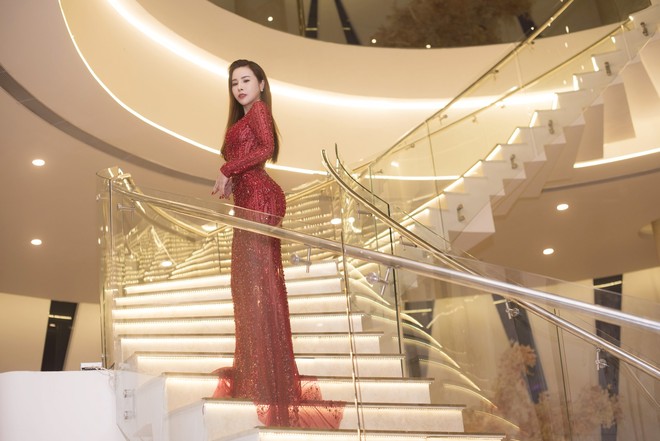 Hoa hậu Hoàng Dung khoe đường cong sexy - Ảnh 4.