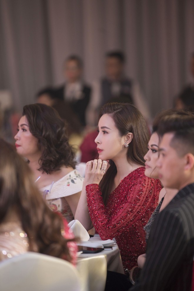 Hoa hậu Hoàng Dung khoe đường cong sexy - Ảnh 1.