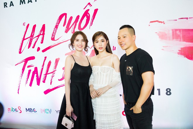 Ngọc Trinh diện đầm gợi cảm đến chúc mừng phim mới của Quỳnh Hương - Ảnh 3.