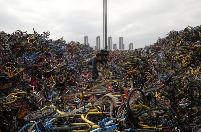 24h qua ảnh: Xe đạp chất thành núi tại nghĩa địa xe đạp lớn nhất Trung Quốc - Ảnh 3.