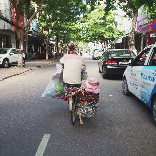 Sáng thứ 7, hình ảnh hai mẹ con trên phố khiến bao người mủi lòng - Ảnh 1.