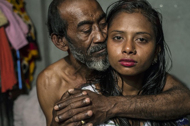 Những mảnh đời buồn tủi ở phố mại dâm 200 tuổi tại Bangladesh: Tảo hôn, tình dục vị thành niên và nhiều niềm hạnh phúc dở dang - Ảnh 1.
