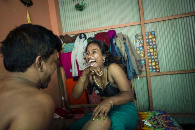Những mảnh đời buồn tủi ở phố mại dâm 200 tuổi tại Bangladesh: Tảo hôn, tình dục vị thành niên và nhiều niềm hạnh phúc dở dang - Ảnh 12.