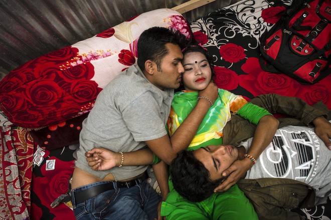 Những mảnh đời buồn tủi ở phố mại dâm 200 tuổi tại Bangladesh: Tảo hôn, tình dục vị thành niên và nhiều niềm hạnh phúc dở dang - Ảnh 13.