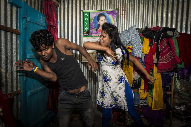 Những mảnh đời buồn tủi ở phố mại dâm 200 tuổi tại Bangladesh: Tảo hôn, tình dục vị thành niên và nhiều niềm hạnh phúc dở dang - Ảnh 14.