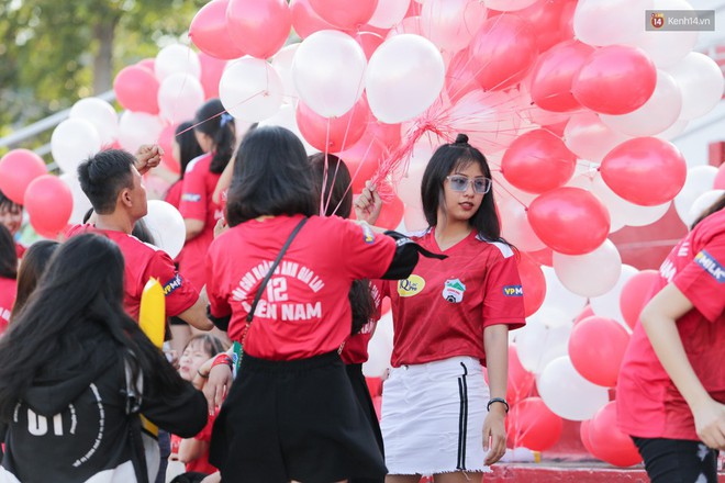 Fan nữ xé rào an ninh, chạy theo tặng quà Xuân Trường - Ảnh 9.