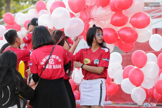 Fan nữ xé rào an ninh, chạy theo tặng quà Xuân Trường - Ảnh 10.