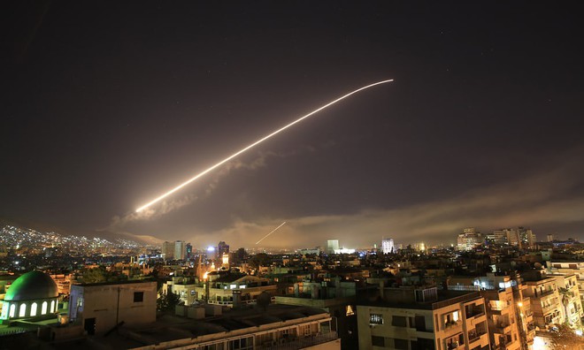7 ngày qua ảnh: Tên lửa phòng không thắp sáng bầu trời thủ đô Syria - Ảnh 5.