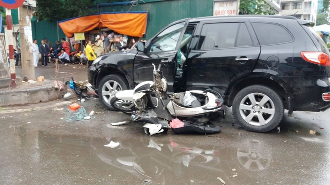 Hà Nội: Ô tô tông hàng loạt phương tiện ở cổng sau Bệnh viện Bạch Mai - Ảnh 2.