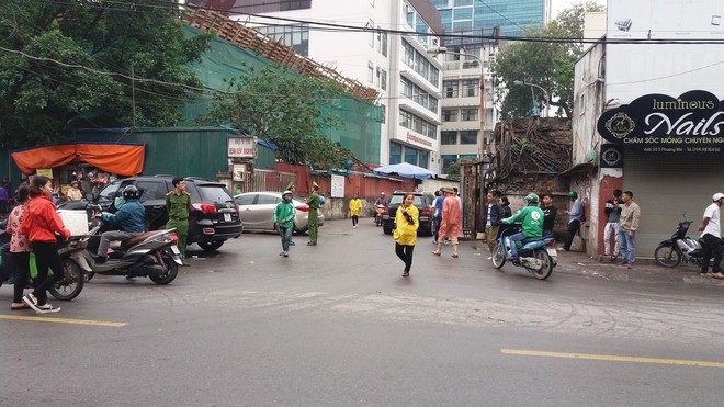 Hà Nội: Ô tô tông hàng loạt phương tiện ở cổng sau Bệnh viện Bạch Mai - Ảnh 3.