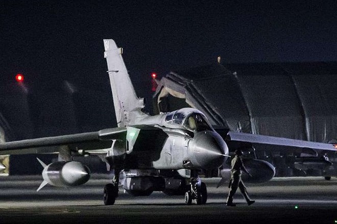 Hình ảnh máy bay chiến đấu Anh, Pháp xuất kích tấn công Syria - Ảnh 12.