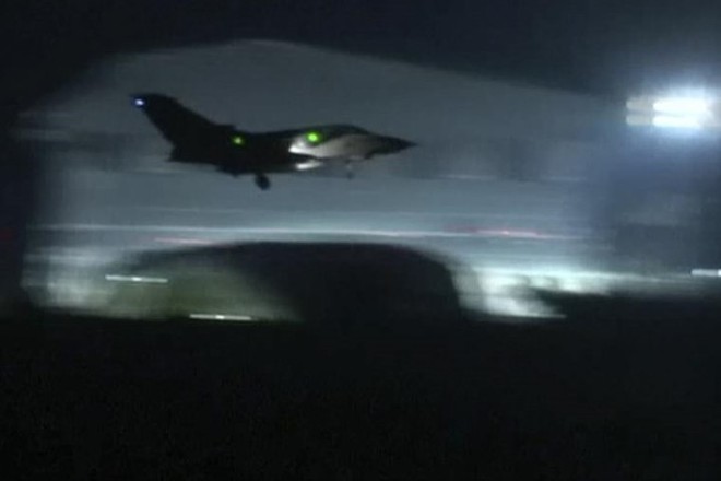 Hình ảnh máy bay chiến đấu Anh, Pháp xuất kích tấn công Syria - Ảnh 13.
