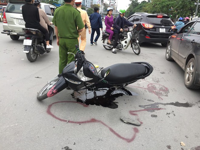 Ô tô hạ gục 5 xe máy ở chân cầu vượt Nguyễn Trãi - Ảnh 1.