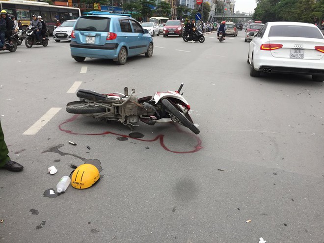 Ô tô hạ gục 5 xe máy ở chân cầu vượt Nguyễn Trãi - Ảnh 2.