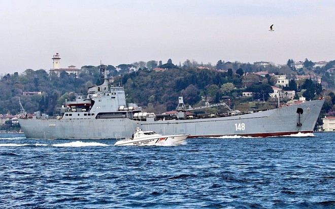 24h qua ảnh: Tàu chiến Nga đưa thêm khí tài quân sự tới Syria - Ảnh 2.