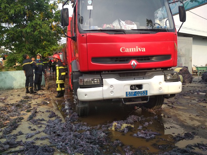 Cháy lớn xưởng tái chế vải vụn ở vùng ven Sài Gòn, nhiều công nhân tháo chạy - Ảnh 4.