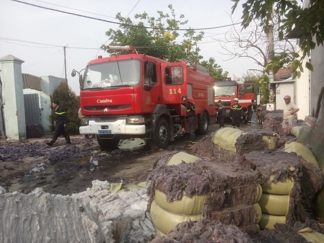Cháy lớn xưởng tái chế vải vụn ở vùng ven Sài Gòn, nhiều công nhân tháo chạy - Ảnh 6.