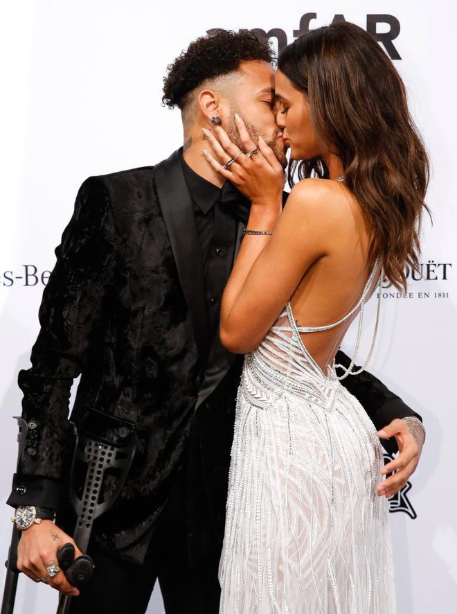 Neymar chống nạng, nồng nàn khóa môi bạn gái xinh như thiên thần - Ảnh 3.
