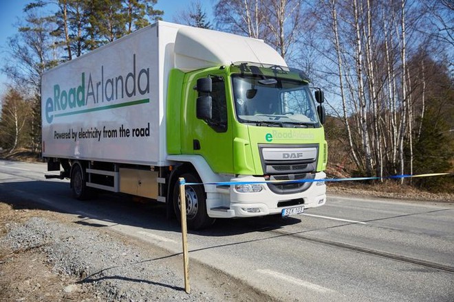 Thụy Điển mở đường cao tốc sạc điện đầu tiên trên thế giới - Ảnh 1.