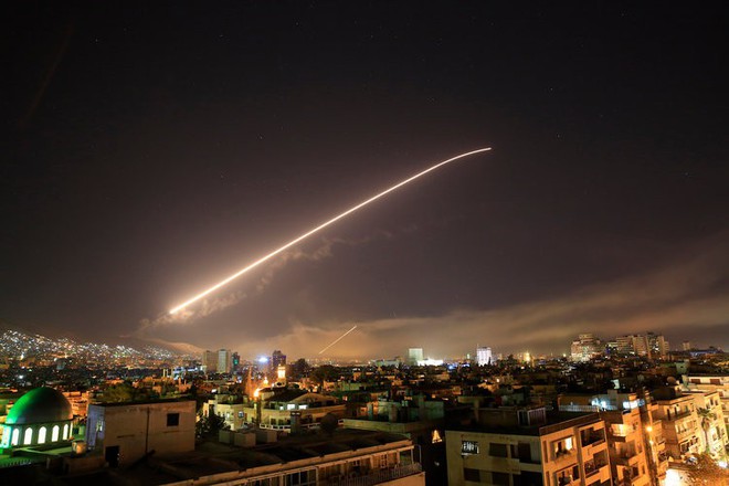 Những bức ảnh tố cáo phòng không Syria bắn mò, không chặn được tên lửa của liên quân - Ảnh 2.